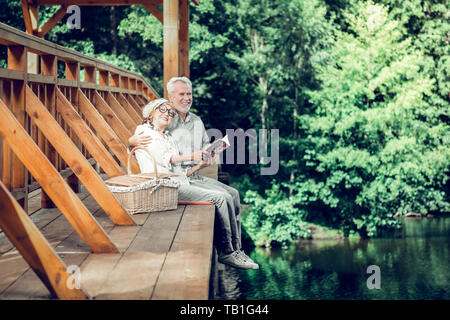 Ansprechende Ehegatten eine gute Zeit beim zusammen lesen Stockfoto