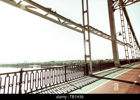 Brücke über den Fluss Dnepr mit Laubbäumen Stockfoto