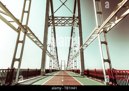Urban steel truss Bridge an einem Sommermorgen Stockfoto