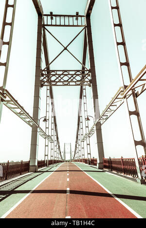 Grüne und rote Fußweg auf die moderne Brücke Stockfoto