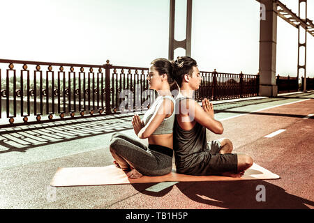 Menschen, die sich einem entspannungsübung an einem sonnigen Tag Stockfoto
