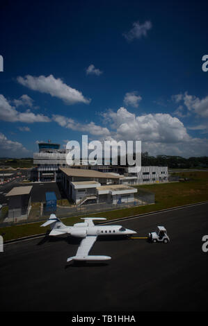 Vertikaler Private Jet auf einer Start- und Landebahn über zu nehmen Stockfoto