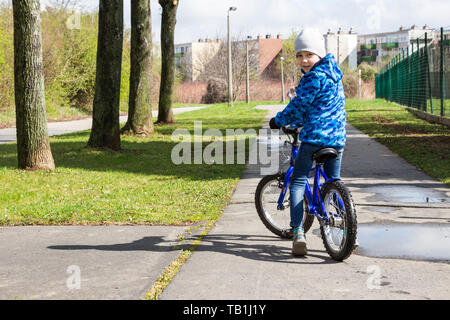 Junge Kind auf Fahrrad anhalten, zurück zu schauen Stockfoto