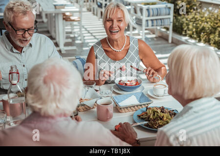 Positiv begeistert Menschen Ausgabe Zeit zusammen im Cafe Stockfoto