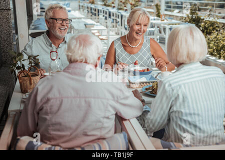 Gerne reife Menschen verbringen Wochenenden zusammen im Cafe Stockfoto