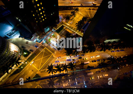 Von oben nach unten runter auf die Straße und die Stadt scape aus einem Hochhaus in der Innenstadt von Singapur bei Nacht Stockfoto