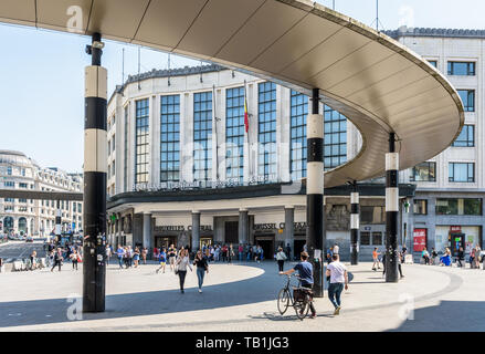 Menschen zu Fuß durch den Haupteingang des Bruxelles Hauptbahnhof über die Carrefour de l'Europe im Jahr 2010 mit einer Rotunde neu gestaltet. Stockfoto