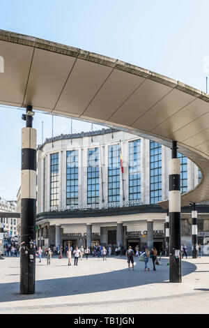 Menschen zu Fuß durch den Haupteingang des Bruxelles Hauptbahnhof über die Carrefour de l'Europe im Jahr 2010 mit einer Rotunde neu gestaltet. Stockfoto