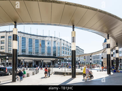 Menschen zu Fuß durch den Haupteingang des Bruxelles Hauptbahnhof über die Carrefour de l'Europe im Jahr 2010 mit einer Rotunde neu gestaltet. Stockfoto