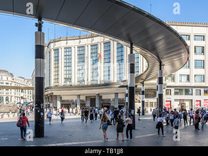 Menschen zu Fuß durch den Haupteingang des Bruxelles Hauptbahnhof über die Carrefour de l'Europe im Jahr 2010 mit einer Rotunde neu gestaltet. Stockfoto