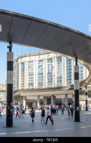 Menschen zu Fuß durch den Haupteingang des Bruxelles Hauptbahnhof über die Carrefour de l'Europe im Jahr 2010 mit einer Rotunde neu gestaltet. Stockfoto