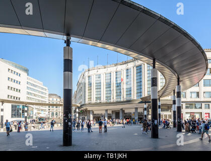 Menschen zu Fuß durch den Haupteingang des Bruxelles Hauptbahnhof über die Carrefour de l'Europe im Jahr 2010 mit einer Rotunde neu gestaltet. Stockfoto