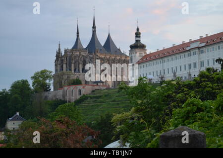 Blick auf die gotische Kirche, St. Barbara Kathedrale in Kutna Hora bei Nacht/Abend. Diese mittelalterliche Gebäude ist ein UNESCO Weltkulturerbe. Stockfoto