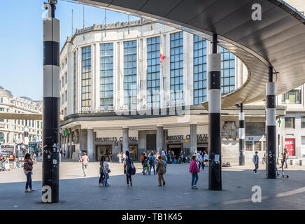 Menschen zu Fuß durch den Haupteingang des Bruxelles Hauptbahnhof über die Carrefour de l'Europe im Jahr 2010 mit einer Rotunde neu gestaltet. Stockfoto