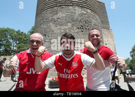 Arsenal Fans posieren für ein Foto vor der Maiden Tower vor dem UEFA Europa League Finale im Olympiastadion, Baku, Aserbaidschan. Stockfoto