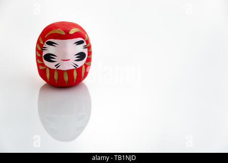 Traditionelle japanische Daruma Puppe Symbol für Reichtum und Glück in weißem Hintergrund Stockfoto