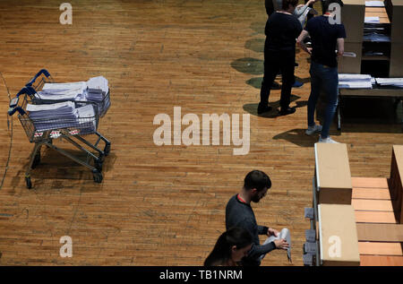 Stimmzettel sitzen im Einkaufswagen an der count Centre in Riad, Mayo, als der Auszählung der Stimmen bei den Wahlen zum Europäischen Parlament weiter. Stockfoto