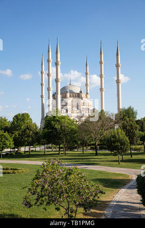 Sabanci Zentralmoschee vom Central Park in Adana, Türkei. Sabanci zentrale Moschee mit 6 Minaretten. Türkischer Name; Adana (Sabanci Merkez Camii). Stockfoto