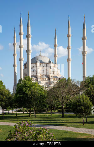 Sabanci Zentralmoschee vom Central Park in Adana, Türkei. Sabanci zentrale Moschee mit 6 Minaretten. Türkischer Name; Adana (Sabanci Merkez Camii). Stockfoto