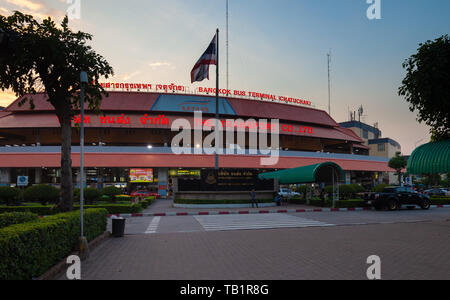 Bangkoks Chatuchak Bus Terminal bei Sonnenuntergang Stockfoto