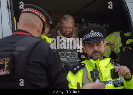 Dame/Frau extinctiion Rebellion Demonstrant, verhaftet und in einen Polizeiwagen, London gesucht, Klima Demonstrant Stockfoto