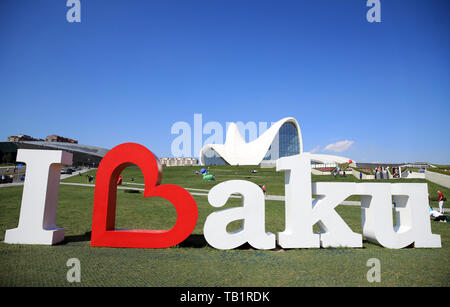 Allgemeine Ansicht der Ich liebe Baku Zeichen außerhalb der Heydar Aliyev Center vor dem UEFA Europa League Finale im Olympiastadion, Baku, Aserbaidschan. Stockfoto