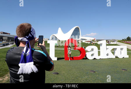 Ein Chelsea Fan macht ein Foto von der ICH LIEBE Baku Zeichen außerhalb der Heydar Aliyev Center vor dem UEFA Europa League im Olympiastadion, Baku, Aserbaidschan endgültig. Stockfoto