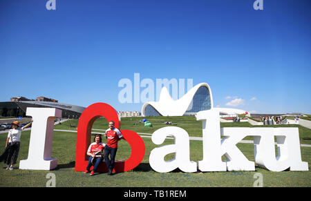 Arsenal Fans darstellen, neben dem ich Liebe Baku Zeichen außerhalb der Heydar Aliyev Center vor dem UEFA Europa League Finale im Olympiastadion, Baku, Aserbaidschan. Stockfoto