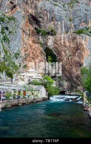Das Tekija, oder Derwischhaus, ist das Grab von zwei Tadschikischen Derwiken aus dem 15. Jahrhundert und ein bemerkenswertes Pilgerzentrum im Dorf Blagaj. Stockfoto