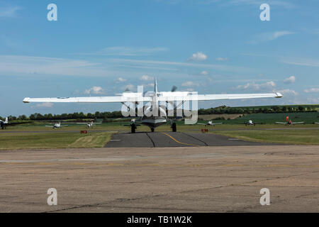 Rückansicht eines weißen Catalina konsolidierte Wasserflugzeug auf der Landebahn von der Duxford Air Show vorbereiten zum Abheben Stockfoto