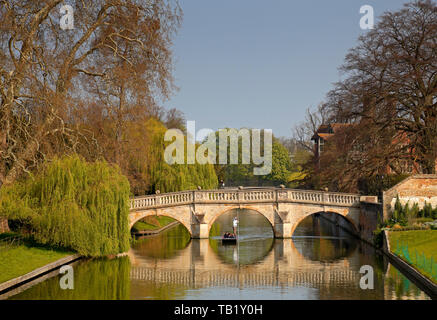 Punting auf dem Fluss Cam, Clare Bridge, Cambridge, England, Großbritannien Stockfoto