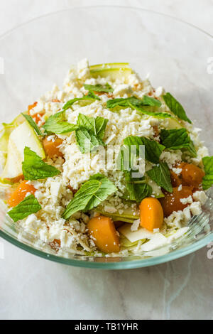 Zucchini und Aprikosen Salat mit Käse und Minze bereit zu Mischung vor dem Essen. Ökologische Lebensmittel. Stockfoto