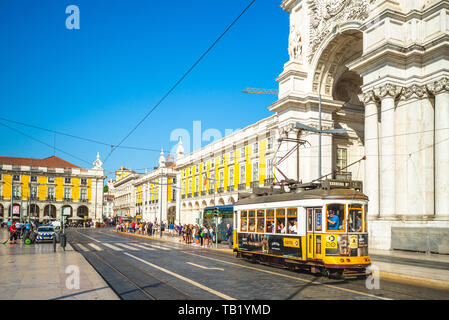 Lissabon, Portugal - 21. September 2018: Landschaft von Lissabon am Praça do Comercio und Arco da Rua Augusta mit den Vintage Straßenbahn Träger Stockfoto