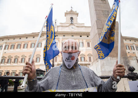 Roma, Italien. 28 Mai, 2019.sit-in von der Italienischen Nationalen Presse Verband zur Unterstützung der Radio Radicale vor dem Palazzo Montecitorio in Rom Kredit organisiert: Matteo Nardone/Pacific Press/Alamy leben Nachrichten Stockfoto