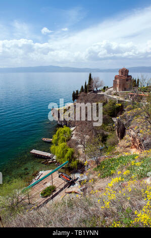 Die malerische Kirche St. John in Kaneo mit Blick auf den Ohridsee in Nordmakedonien. Stockfoto