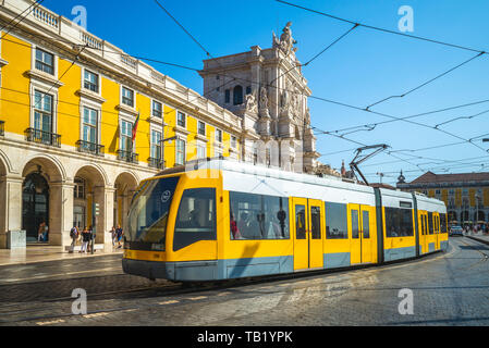 Lissabon, Portugal - 21. September 2018: Landschaft von Lissabon am Praça do Comercio und Arco da Rua Augusta mit der modernen Straßenbahn Träger Stockfoto