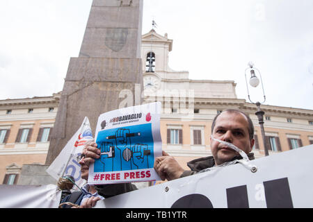 Roma, Italien. 28 Mai, 2019.sit-in von der Italienischen Nationalen Presse Verband zur Unterstützung der Radio Radicale vor dem Palazzo Montecitorio in Rom Kredit organisiert: Matteo Nardone/Pacific Press/Alamy leben Nachrichten Stockfoto