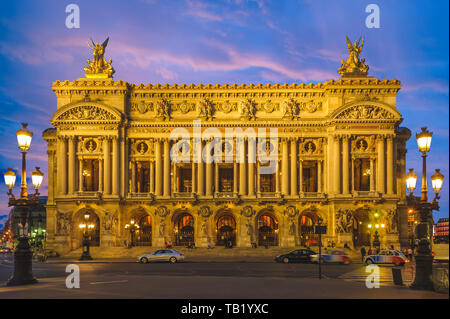 Nacht Blick auf das Palais Garnier, Oper in Paris. Stockfoto