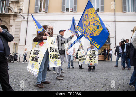 Roma, Italien. 28 Mai, 2019.sit-in von der Italienischen Nationalen Presse Verband zur Unterstützung der Radio Radicale vor dem Palazzo Montecitorio in Rom Kredit organisiert: Matteo Nardone/Pacific Press/Alamy leben Nachrichten Stockfoto