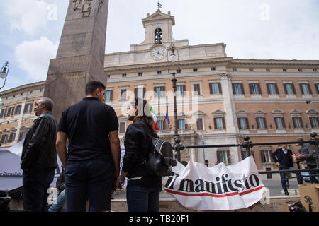 Roma, Italien. 28 Mai, 2019.sit-in von der Italienischen Nationalen Presse Verband zur Unterstützung der Radio Radicale vor dem Palazzo Montecitorio in Rom Kredit organisiert: Matteo Nardone/Pacific Press/Alamy leben Nachrichten Stockfoto