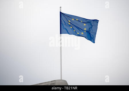 Berlin, Deutschland. 26 Mai, 2019. Europäische Flagge auf dem Dach des Konrad-Adenauer-Haus, Funktion, Allgemein, randmotiv, Flagge, Wahlen zum Europäischen Parlament 2019 - die Wahl Abend der CDU im Konrad-adenauer-Haus in Berlin, Deutschland am 26.05.2019. | Verwendung der weltweiten Kredit: dpa/Alamy leben Nachrichten Stockfoto