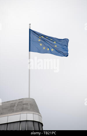 Berlin, Deutschland. 26 Mai, 2019. Europäische Flagge auf dem Dach des Konrad-Adenauer-Haus, Funktion, Allgemein, randmotiv, Flagge, Wahlen zum Europäischen Parlament 2019 - die Wahl Abend der CDU im Konrad-adenauer-Haus in Berlin, Deutschland am 26.05.2019. | Verwendung der weltweiten Kredit: dpa/Alamy leben Nachrichten Stockfoto