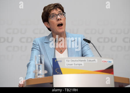 Berlin, Deutschland. 26 Mai, 2019. Annegret KRAMP- KARRENBAUER (CDU-Vorsitzende), spricht, spricht, spricht, sprechen, die Hälfte Abbildung, Bild, Geste, Gestik, Wahlen zum Europäischen Parlament 2019 - die Wahl Abend der CDU im Konrad-Adenauer-Haus in Berlin, Deutschland am 26.05.2019. | Verwendung der weltweiten Kredit: dpa/Alamy leben Nachrichten Stockfoto