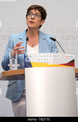 Berlin, Deutschland. 26 Mai, 2019. Annegret KRAMP- KARRENBAUER (CDU-Vorsitzende), spricht, spricht, spricht, sprechen, halb Bild, halb Abbildung, aufrecht stehend, Geste, Gestik, Wahlen zum Europäischen Parlament 2019 - die Wahl Abend der CDU im Konrad-Adenauer-Haus in Berlin, Deutschland am 26.05.2019, | Verwendung der weltweiten Kredit: dpa/Alamy leben Nachrichten Stockfoto