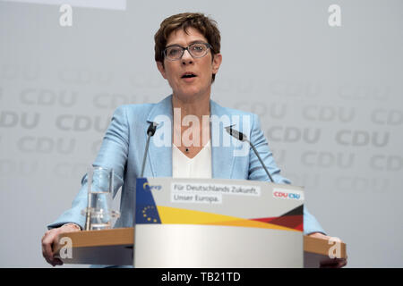 Berlin, Deutschland. 26 Mai, 2019. Annegret KRAMP- KARRENBAUER (CDU-Vorsitzende), halb Bild, halb Abbildung, spricht, spricht, spricht, sprechen, Wahlen zum Europäischen Parlament 2019 - die Wahl Abend der CDU im Konrad-Adenauer-Haus in Berlin, Deutschland am 26.05.2019. | Verwendung der weltweiten Kredit: dpa/Alamy leben Nachrichten Stockfoto