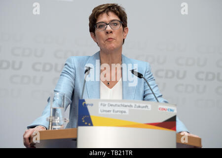 Berlin, Deutschland. 26 Mai, 2019. Annegret KRAMP- KARRENBAUER (CDU-Vorsitzende), halb Bild, halb Abbildung, Wahlen zum Europäischen Parlament 2019 - die Wahl Abend der CDU im Konrad-Adenauer-Haus in Berlin, Deutschland am 26.05.2019. | Verwendung der weltweiten Kredit: dpa/Alamy leben Nachrichten Stockfoto