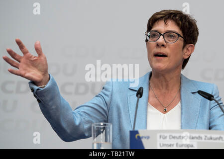 Berlin, Deutschland. 26 Mai, 2019. Annegret KRAMP- KARRENBAUER (CDU-Vorsitzende), spricht, spricht, spricht, sprechen, Brustbild, Geste, Gestik, Wahlen zum Europäischen Parlament 2019 - die Wahl Abend der CDU im Konrad-Adenauer-Haus in Berlin, Deutschland am 26.05.2019. | Verwendung der weltweiten Kredit: dpa/Alamy leben Nachrichten Stockfoto