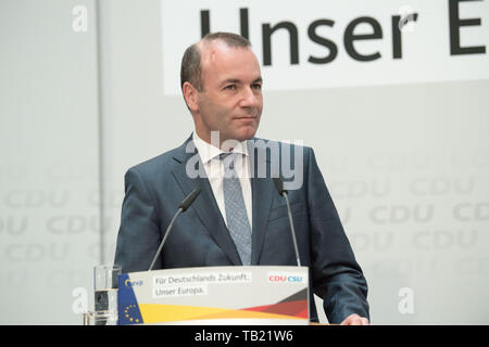 Berlin, Deutschland. 26 Mai, 2019. Manfred Weber (Spitzenkandidat, CDU), halb Bild, halb Abbildung, enttäuscht, enttäuscht, Enttäuschung, Enttäuschung, traurig, Wahlen zum Europäischen Parlament 2019 - die Wahl Abend der CDU im Konrad-adenauer-Haus in Berlin, Deutschland am 26.05.2019. | Verwendung der weltweiten Kredit: dpa/Alamy leben Nachrichten Stockfoto