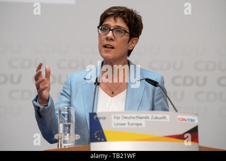 Berlin, Deutschland. 26 Mai, 2019. Annegret KRAMP- KARRENBAUER (CDU-Vorsitzende), spricht, spricht, spricht, sprechen, die Hälfte Abbildung, Bild, Geste, Gestik, Wahlen zum Europäischen Parlament 2019 - die Wahl Abend der CDU im Konrad-Adenauer-Haus in Berlin, Deutschland am 26.05.2019. | Verwendung der weltweiten Kredit: dpa/Alamy leben Nachrichten Stockfoto