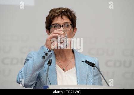 Berlin, Deutschland. 26 Mai, 2019. Annegret KRAMP- KARRENBAUER (CDU-Vorsitzende), aus einem Glas trinkt, Trinken, Brustbild, Wahlen zum Europäischen Parlament 2019 - die Wahl Abend der CDU im Konrad-Adenauer-Haus in Berlin, Deutschland am 26.05.2019. | Verwendung der weltweiten Kredit: dpa/Alamy leben Nachrichten Stockfoto